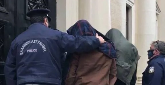 Πάτρα : Στον εισαγγελέα οι 4 συλληφθέντες για το κορονοπάρτι στο Μιντιλόγλι