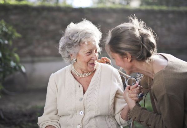 Γιατί οι γηραιότεροι απολαμβάνουν περισσότερο την καραντίνα;
