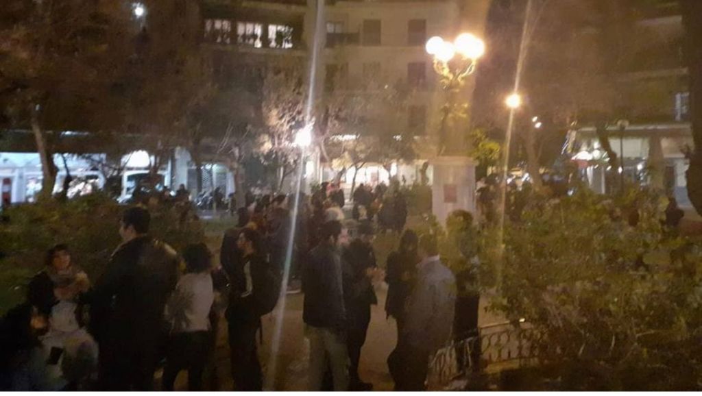 Η πλατεία ήταν γεμάτη… – Συνωστισμός χωρίς μάσκες μετά τις 9:00 την Παρασκευή