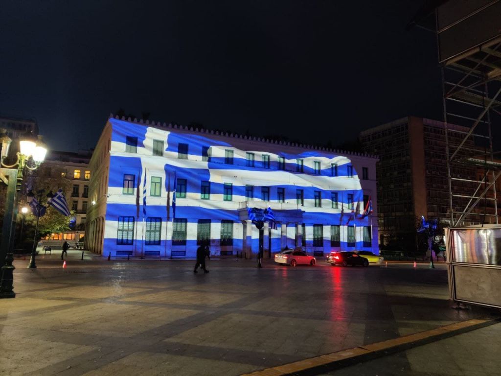 Εντυπωσιακό: Στα χρώματα της ελληνικής σημαίας το Δημαρχείο της Αθήνας