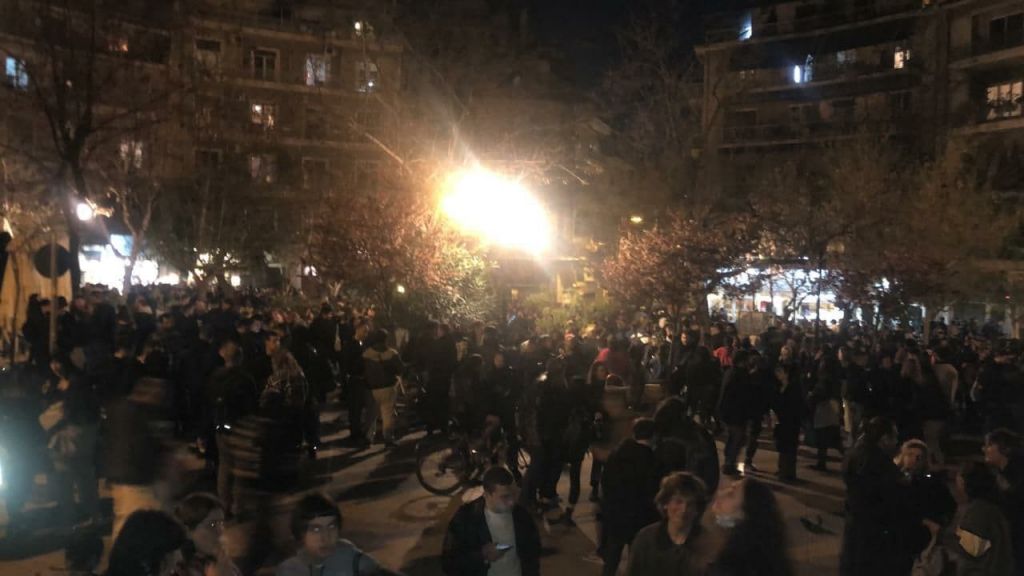 Κοροναϊός : Βγαίνουν να «ξεσκάσουν» στις πλατείες οι πολίτες – Σκέψεις για αλλαγές στο ωράριο κυκλοφορίας