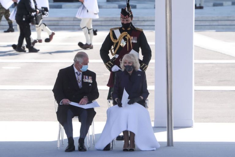 25η Μαρτίου : Με μια λευκή κουβέρτα για το κρύο παρακολούθησε την παρέλαση η Καμίλα