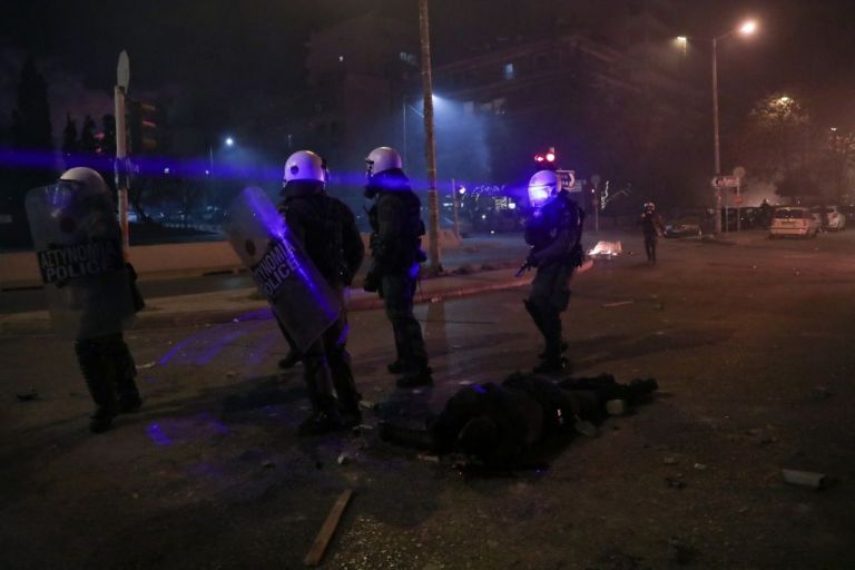 Νέα Σμύρνη : Απίστευτη καταγγελία – «Με συνέλαβαν μέσα σε πολυκατοικία αφού χτύπησαν την κοπέλα μου»