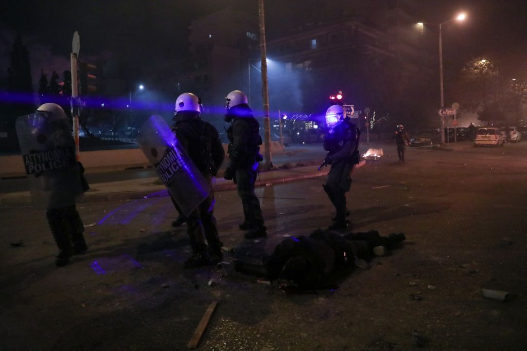 Νέα Σμύρνη : Απίστευτη καταγγελία – «Με συνέλαβαν μέσα σε πολυκατοικία αφού χτύπησαν την κοπέλα μου»