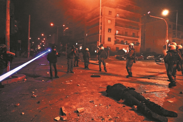 Η κραυγή του μίσους πάνω από τον αιμόφυρτο αστυνομικό: Φώναζαν «να πεθάνεις, ρε…»
