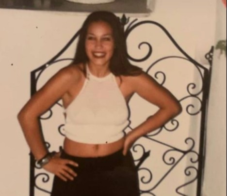 Δεν θα πιστεύετε ποια καλλονή είναι η νεαρή της φωτογραφίας