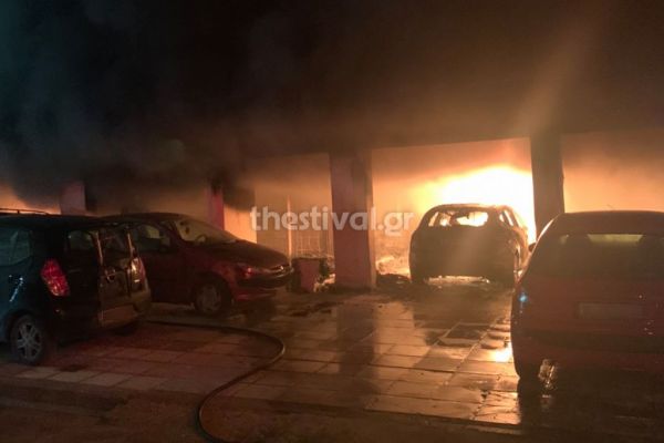 Χούλιγκανς πυρπόλησαν την πολυκατοικία στην Καλαμαριά – Κινδύνευσαν οι ένοικοι, κάηκαν ΙΧ και μηχανές