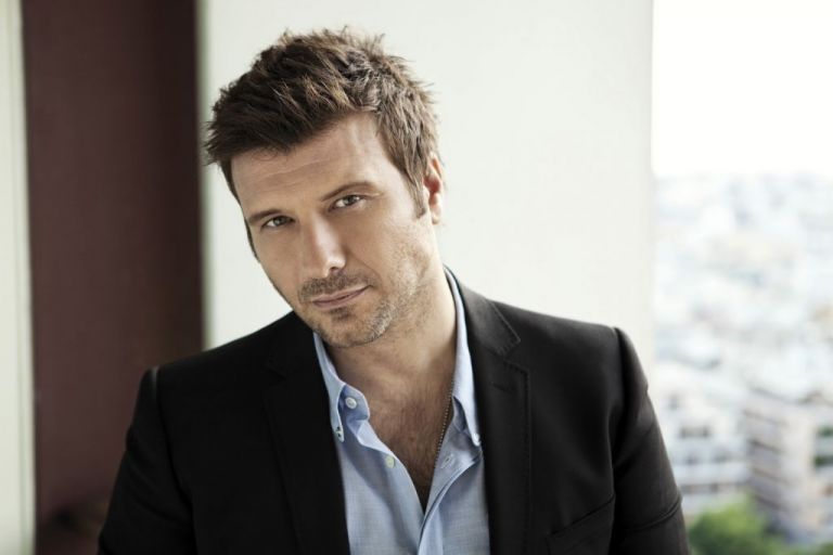 Δείτε τον μικρότερο γιο του Γιάννη Πλούταρχου να τραγουδάει – Βίντεο