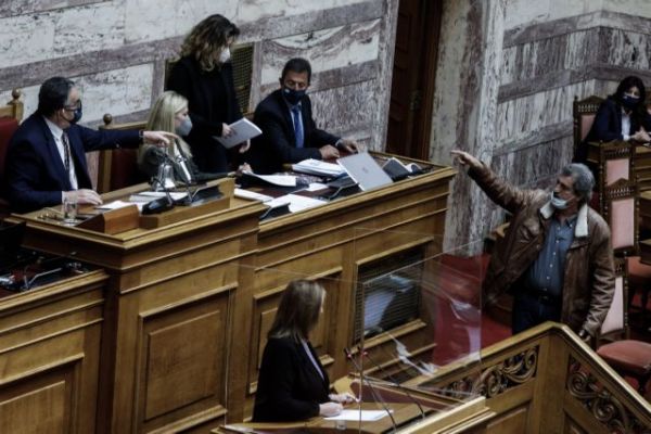 Εκτός ελέγχου ο Πολάκης στη Βουλή: «Μη μου κουνάς το δαχτύλι» – «Είσαι άσχετος»
