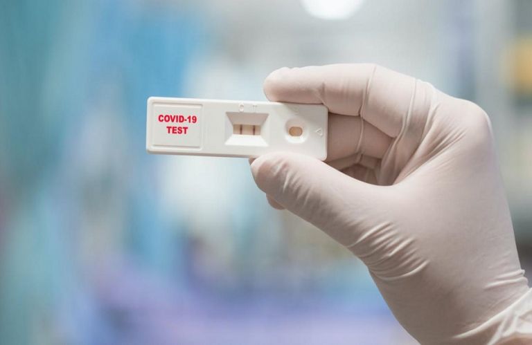 Δείτε σε βίντεο: Βήμα – βήμα πώς θα κάνουμε το self test για τον κοροναϊό