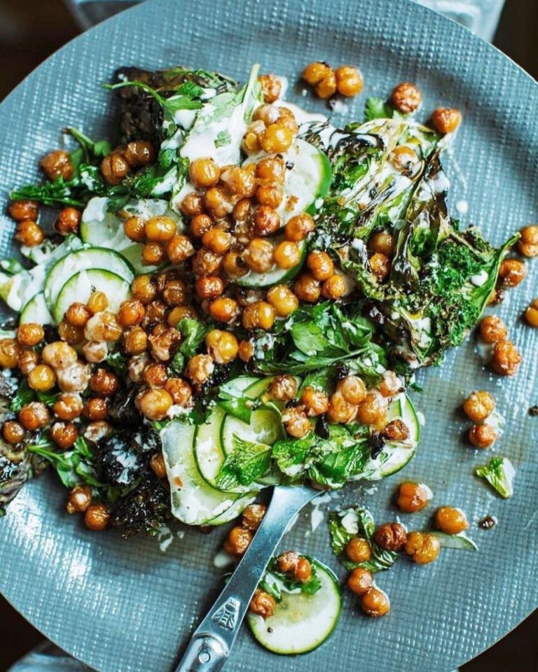 Χορταστική σαλάτα με ρεβίθια, ταχίνι και κρουτόν από πίτα