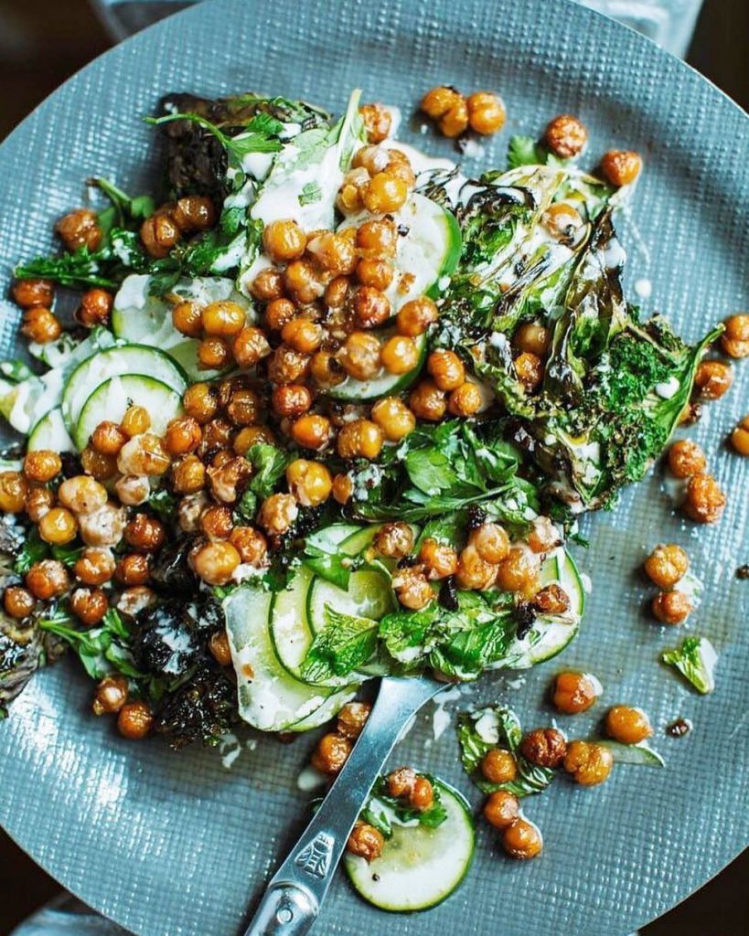 Χορταστική σαλάτα με ρεβίθια, ταχίνι και κρουτόν από πίτα