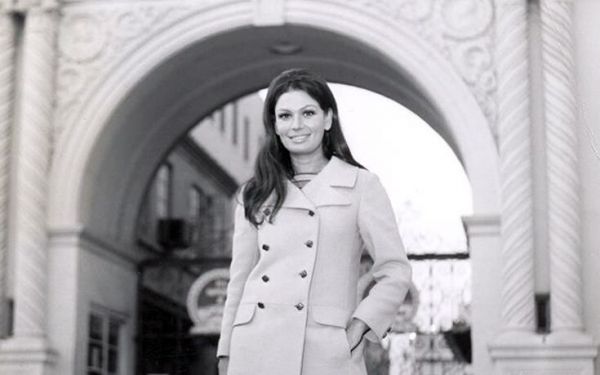 Ρίκα Διαλυνά: Το χαστούκι στον Γουόρεν Μπίτι, οι ζηλοτυπίες της Βουγιουκλάκη και η χυλόπιτα στον Μπράντο