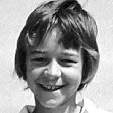 Ποιος είναι ο καβγατζής πιτσιρικάς που έγινε σταρ και λάτρης της Ελλάδας