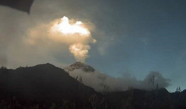 Ισημερινός : Νέφη τέφρας από το ηφαίστειο Σανγκάι πλήττουν πέντε επαρχίες