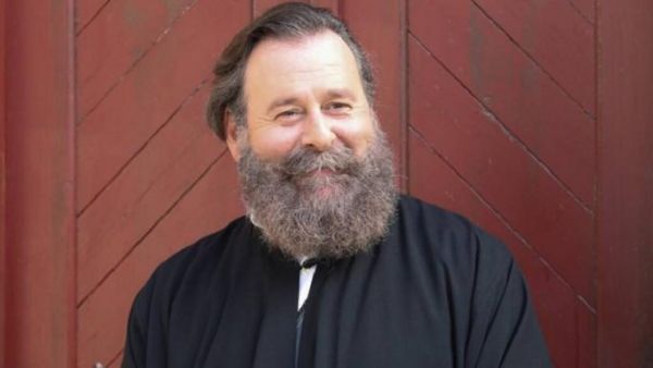 Άγριες Μέλισσες: Ο παπά-Γρηγόρης αποκαλύπτει ποιους άλλους θα παντρέψει στο Διαφάνι