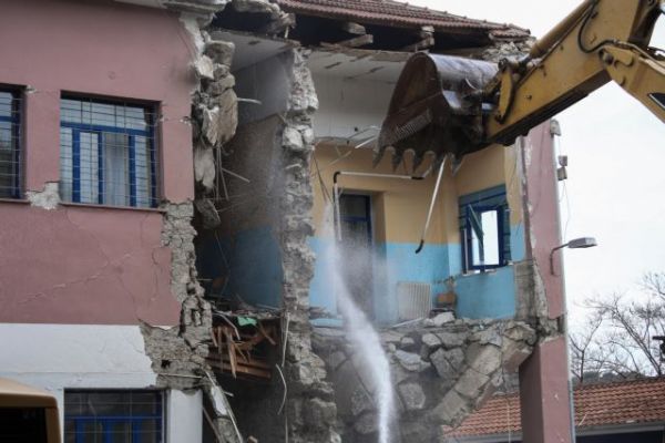 Ελασσόνα : Τηλεκπαίδευση μέσα σε κρύες σκηνές μετά τον σεισμό