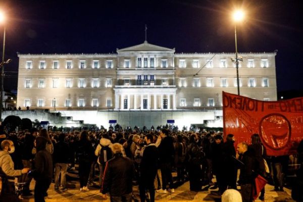 Μαζική συγκέντρωση στο κέντρο της Αθήνας για υγεία – δικαιώματα
