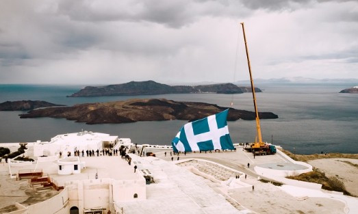 25η Μαρτίου : «Ατύχημα» με τη γιγάντια σημαία στη Σαντορίνη – Τα μποφόρ δεν άφησαν να υψωθεί