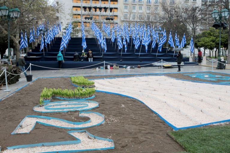 Επέτειος 25ης Μαρτίου: Εντυπωσιακό σκηνικό στο Σύνταγμα για τη μεγάλη παρέλαση