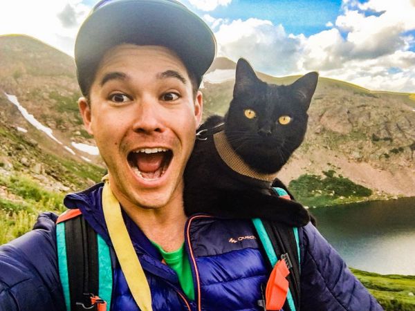 Ο περιπετειώδης γάτος που ταξιδεύει παντού με τον ιδιοκτήτη του