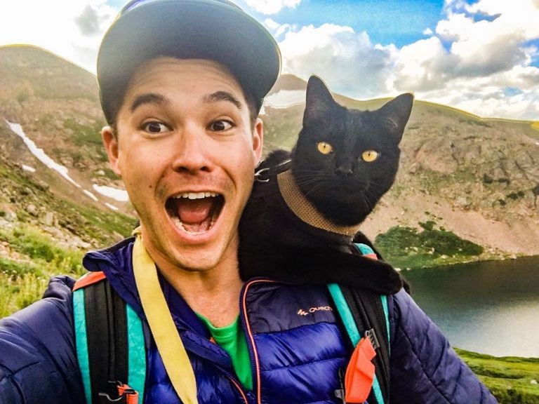 Ο περιπετειώδης γάτος που ταξιδεύει παντού με τον ιδιοκτήτη του