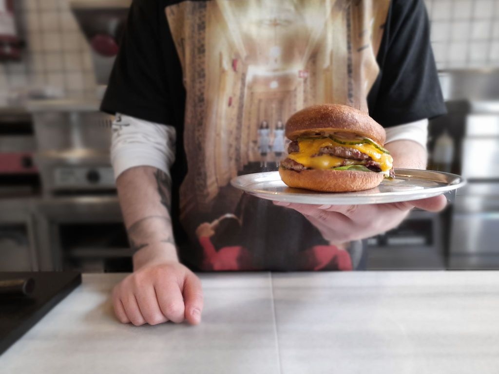 Το νέο smash burger της πόλης έχει την υπογραφή του Μιχάλη Νουρλόγλου