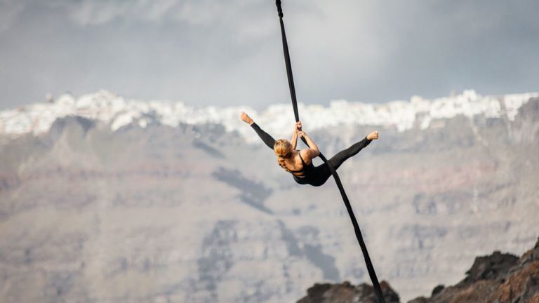Κατερίνα Σολδάτου: Χορεύοντας στον αέρα, δεμένη με γαλανόλευκα πανιά, μπροστά από το Άγαλμα της Ελευθερίας