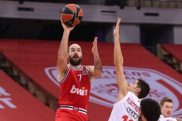 Κλάμα: Ο Σπανούλης προσπαθεί να διαβάσει χείλη και…