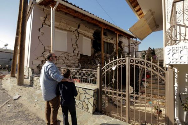 Σεισμός στην Ελασσόνα : Δεκάδες σπίτια ακατοίκητα, δύσκολη νύχτα για χιλιάδες ανθρώπους