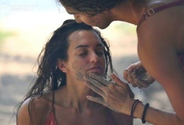 Survivor: Τα κορίτσια έκαναν σπα με… στάχτη και το Twitter ξεσάλωσε