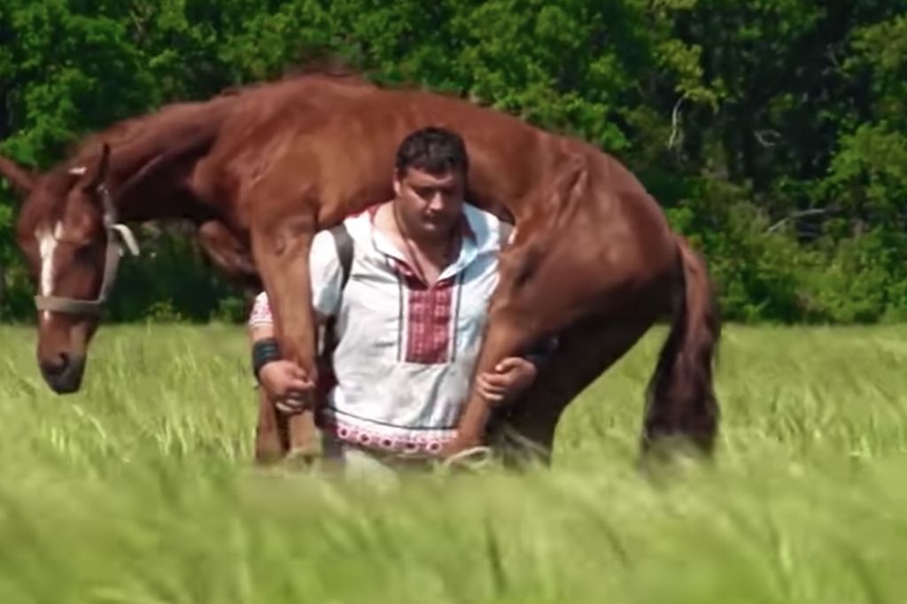 Ο πιο δυνατός άνθρωπος στον κόσμο - Σηκώνει άλογο στους ώμους του