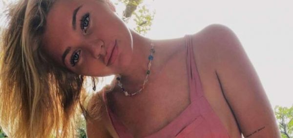 Δεν θα πιστέψετε πόσα λεφτά βγάζει μια φοιτήτρια τρώγοντας γυμνή