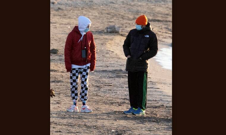 Δεν θα πιστέψετε ποια είναι η… κουκουλωμένη διάσημη των φωτογραφιών