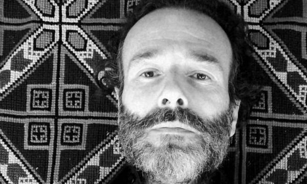 Θανάσης Ευθυμιάδης : «Κοιτώντας ανάποδα πολλές φορές βλέπω πιο σωστά»