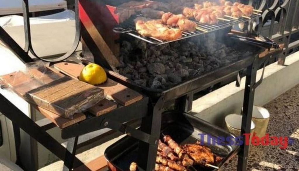 Τσικνοπέμπτη: Πήραν… φωτιά τα μπαλκόνια σε Θεσσαλονίκη και Πάτρα [εικόνες]