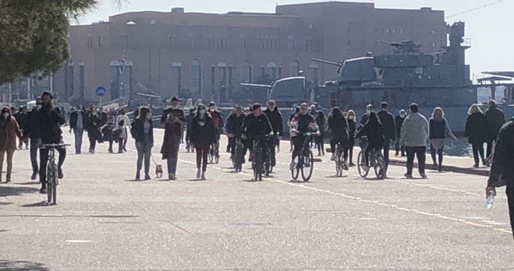 «Διχασμένη» η Θεσσαλονίκη: Βόλτες στην παραλία και…πορείες στο κέντρο