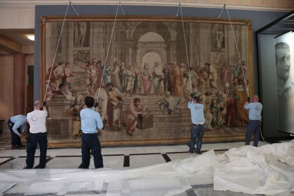 Στη Βουλή η ταπισερί «Σχολή των Αθηνών» – Δώρο της Γαλλίας