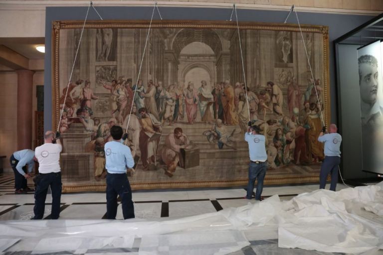 Στη Βουλή η ταπισερί «Σχολή των Αθηνών» – Δώρο της Γαλλίας