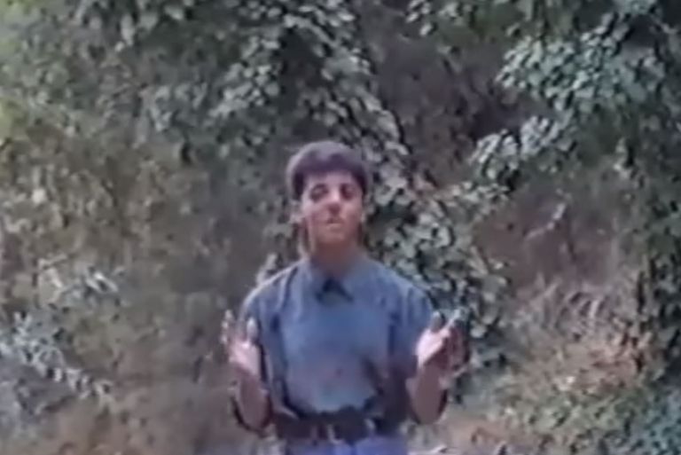 Επικό throwback: Ο έφηβος Τριαντάφυλλος τραγουδά «Φοβιτσιάρα μου» στη Ρόδο