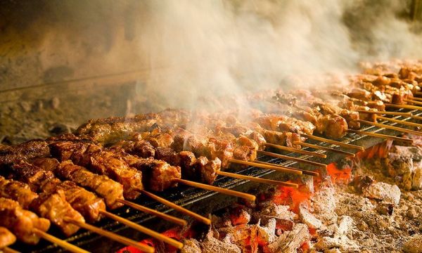 Τσικνοπέμπτη σε… καραντίνα – Πήραν φωτιά οι ψησταριές & τα delivery