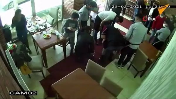 Βίντεο που κόβει την ανάσα : Οι αγωνιώδεις προσπάθειες να σωθεί παιδάκι από πνιγμό σε εστιατόριο