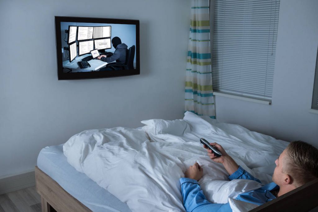 Κοιμάστε με ανοιχτή τηλεόραση; Για αυτούς του λόγους πρέπει να το σταματήσετε αμέσως