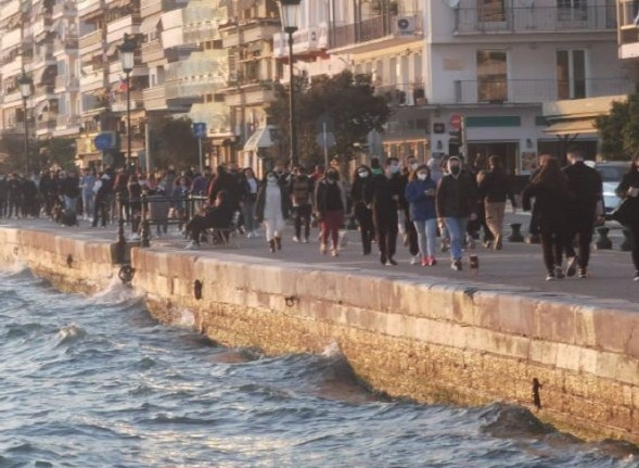 Θεσσαλονίκη : «Βούλιαξε» και πάλι η παραλία – Εικόνες & βίντεο