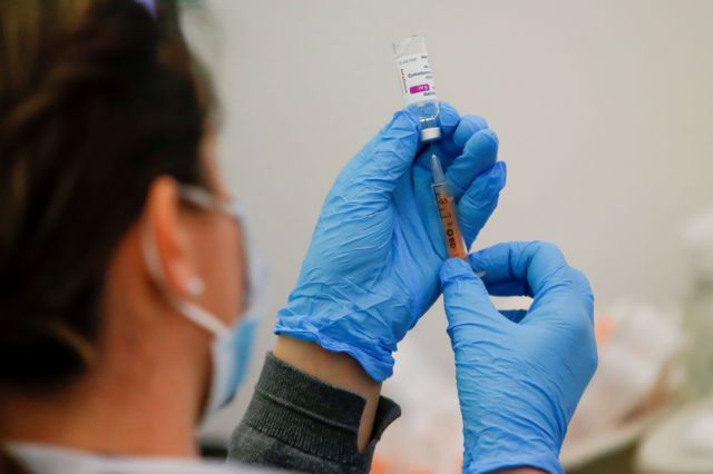 Κοροναϊός : Άνδρας κατέρρευσε μετά τον εμβολιασμό του – Εξετάζεται αν έχει σχέση με την AstraZeneca