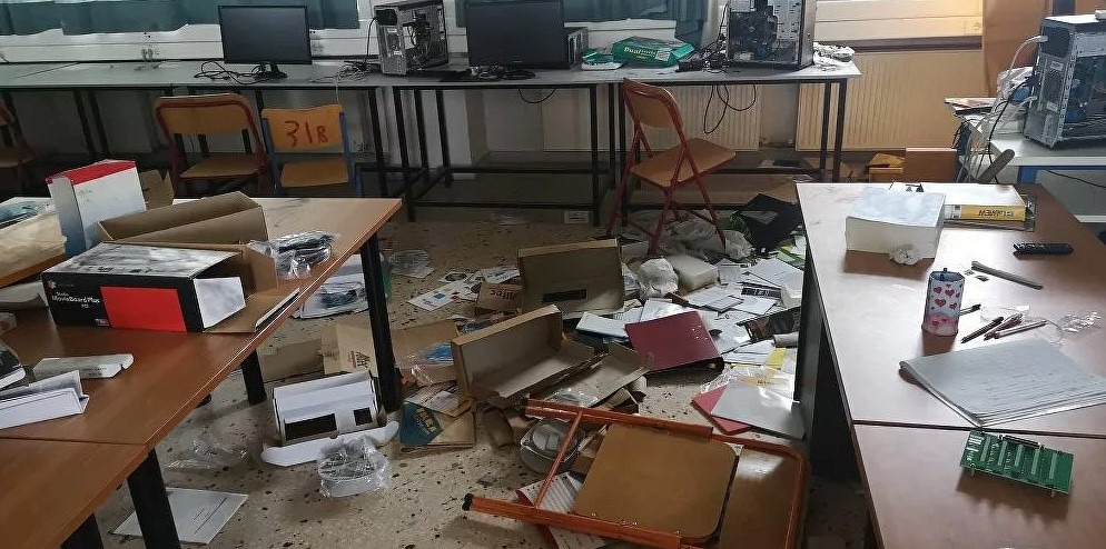 Αγρίνιο: Βανδάλισαν δημοτικό σχολείο – Έκαψαν βιβλία, έσκισαν τη σημαία και έγραψαν συνθήματα κατά της ΕΛ.ΑΣ.