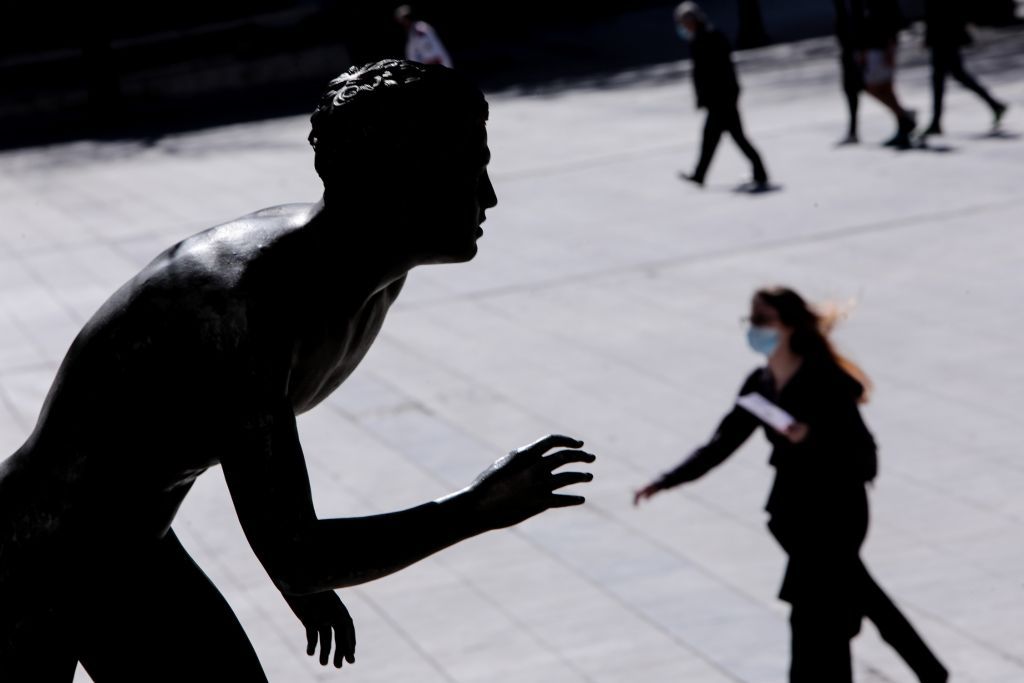 Κοροναϊός : Οι ειδικοί κρούουν τον κώδωνα για συγκεντρώσεις και κορονοπάρτι – Φόβοι για διασπορά του ιού