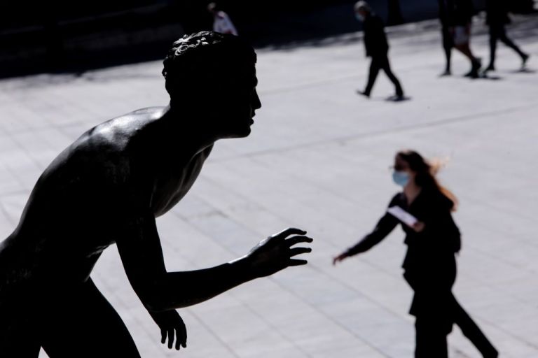 Κοροναϊός : Οι ειδικοί κρούουν τον κώδωνα για συγκεντρώσεις και κορονοπάρτι – Φόβοι για διασπορά του ιού