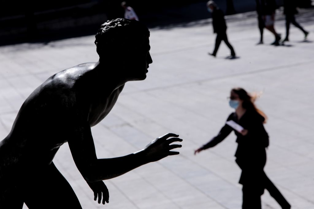 Κοροναϊός : Οι ειδικοί κρούουν τον κώδωνα για συγκεντρώσεις και κορονοπάρτι – Φόβοι για διασπορά του ιού