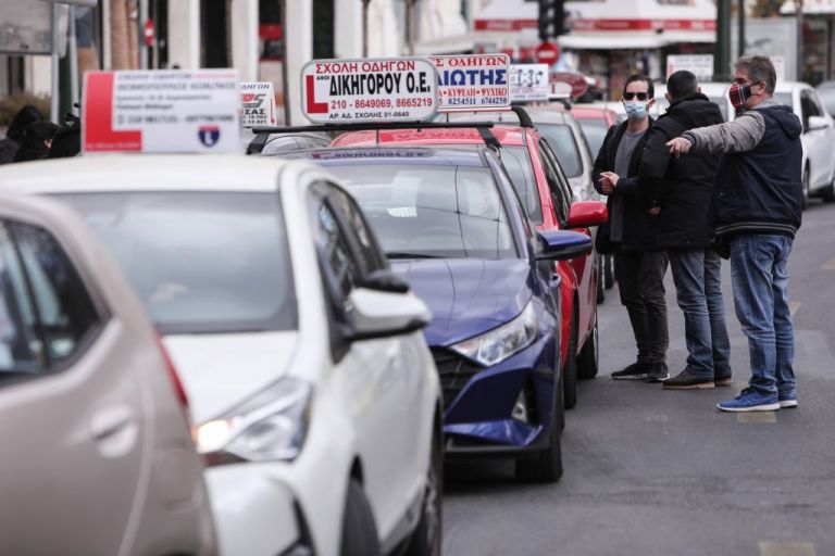 Lockdown : Aυτοκινητοπομπή εκπαιδευτών οδήγησης στους δρόμους της Αθήνας